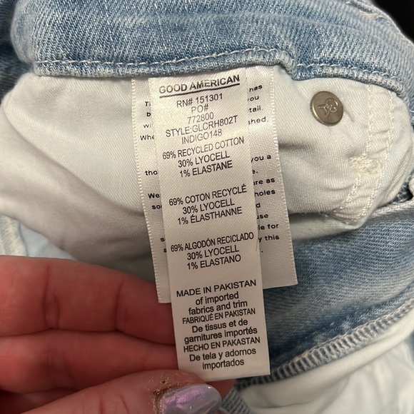 •GOOD AMERICAN • GOOD LEGS CROP RAW HEM Jeans - Picture 3 of 15